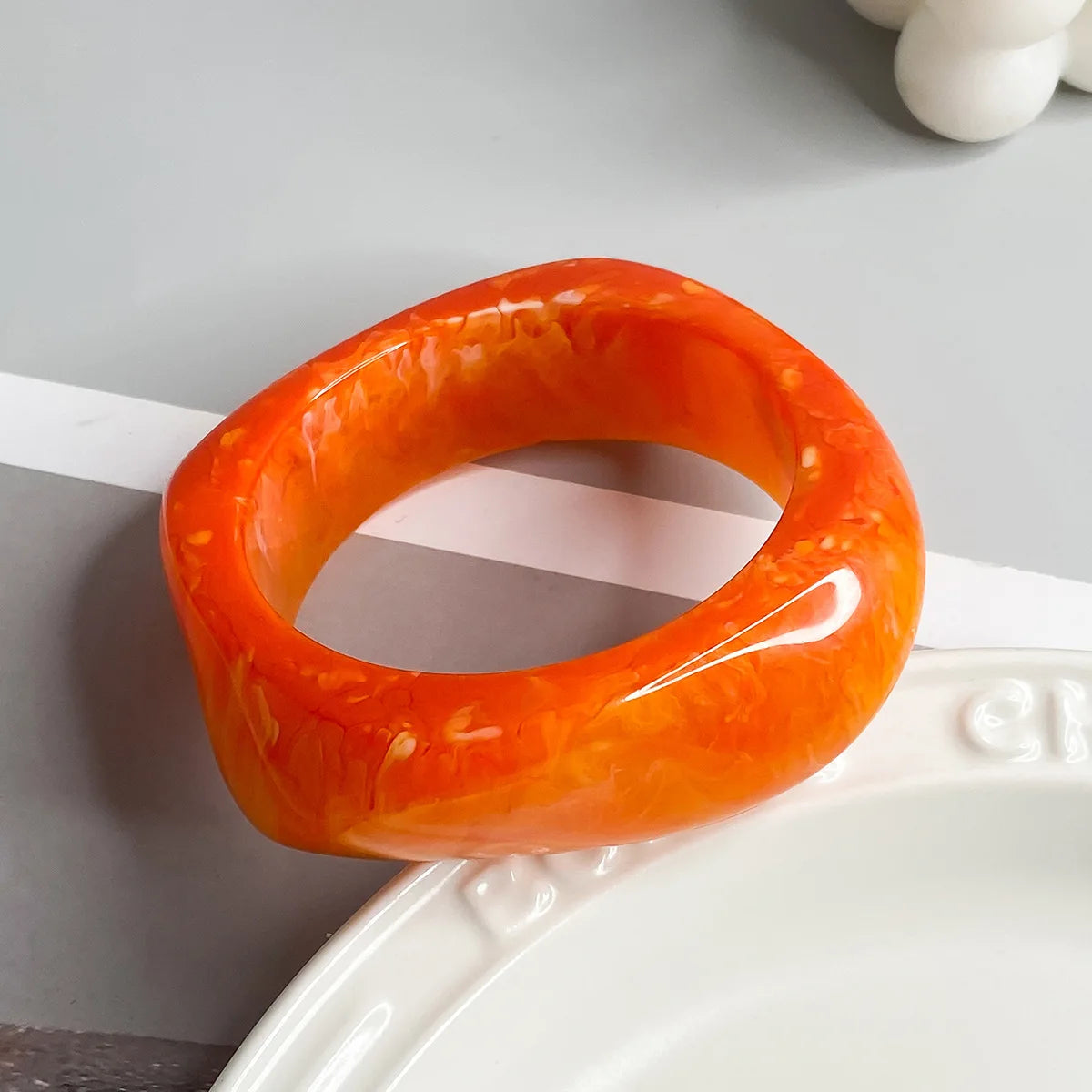 Bracciale Bangle Vintage in Resina - Design Geometrico Irregolare Marrone