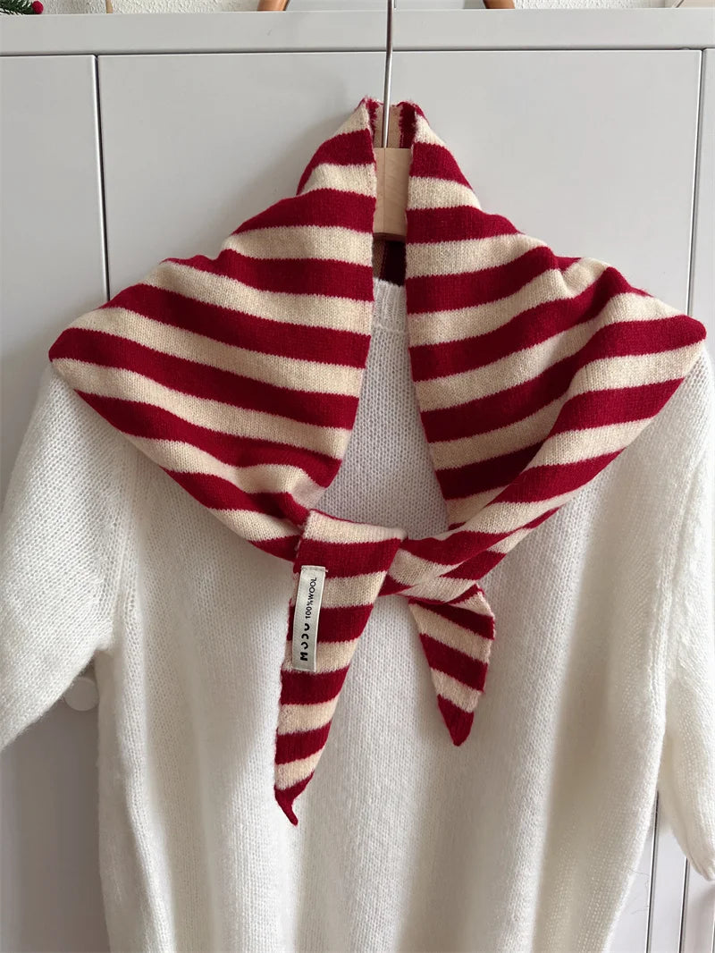 Sciarpa Triangolare in Lana - Eleganza Britannica Contemporanea