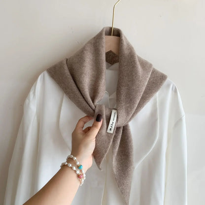 Sciarpa Triangolare in Lana - Eleganza Britannica Contemporanea