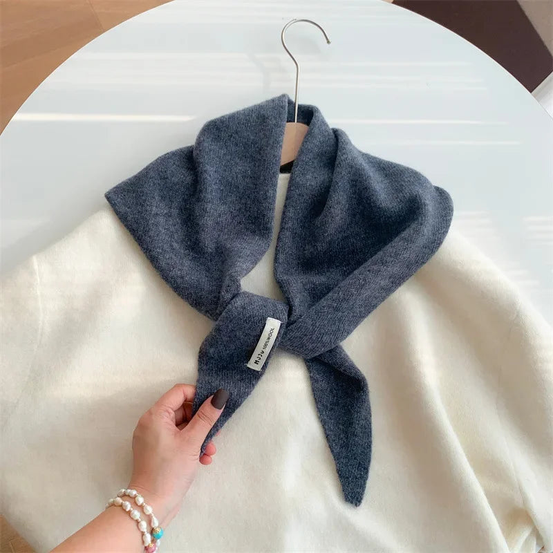 Sciarpa Triangolare in Lana - Eleganza Britannica Contemporanea