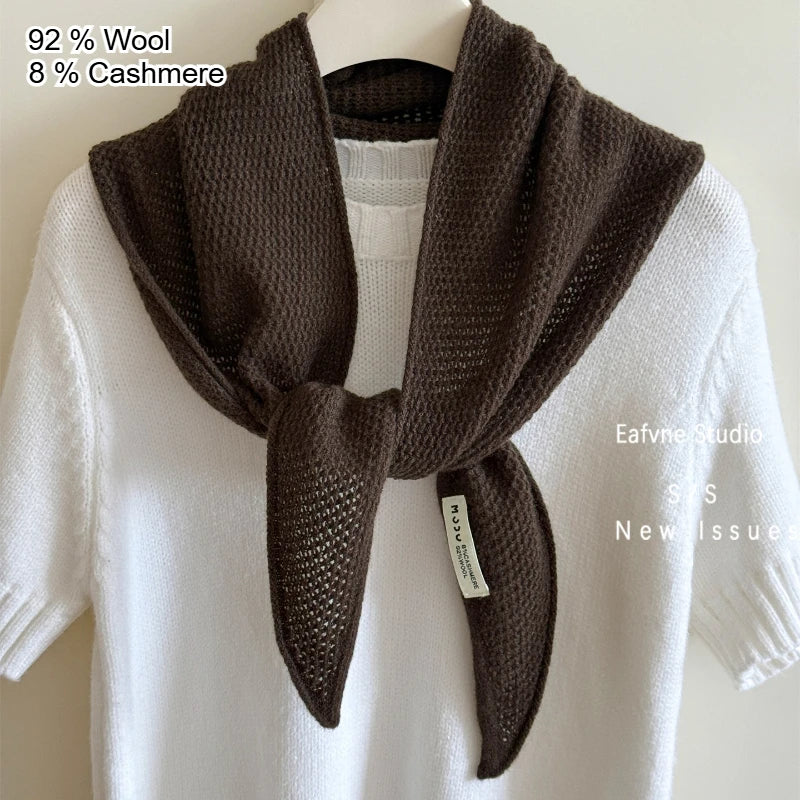 Sciarpa Triangolare in Lana - Eleganza Britannica Contemporanea