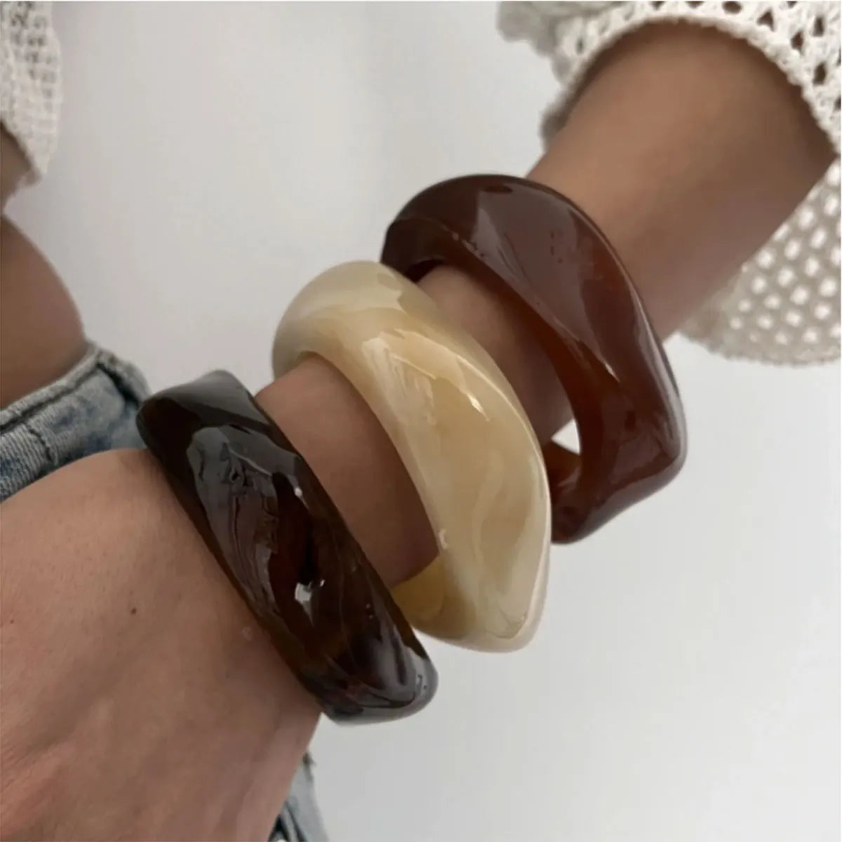 Bracciale Bangle Vintage in Resina - Design Geometrico Irregolare Marrone