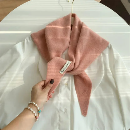 Sciarpa Triangolare in Lana - Eleganza Britannica Contemporanea