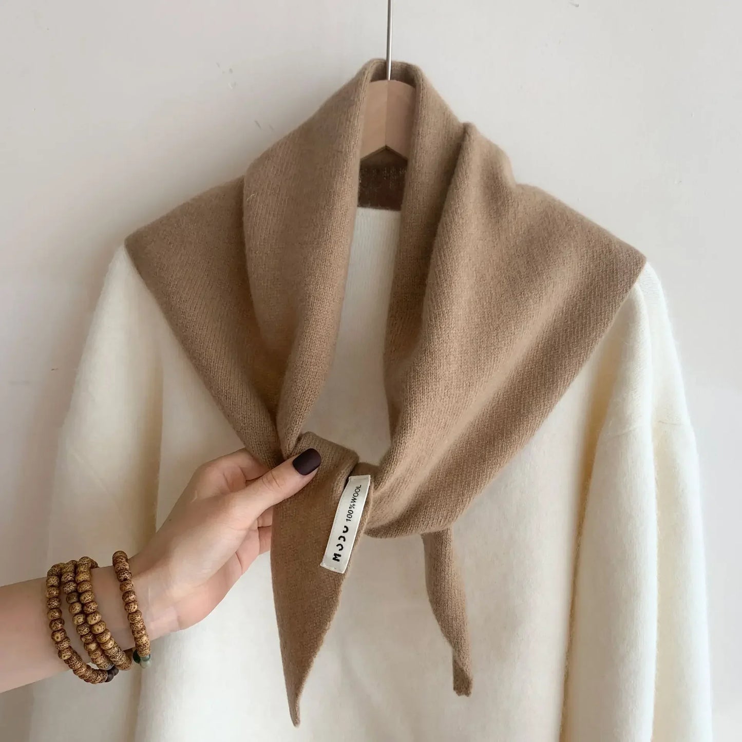 Sciarpa Triangolare in Lana - Eleganza Britannica Contemporanea