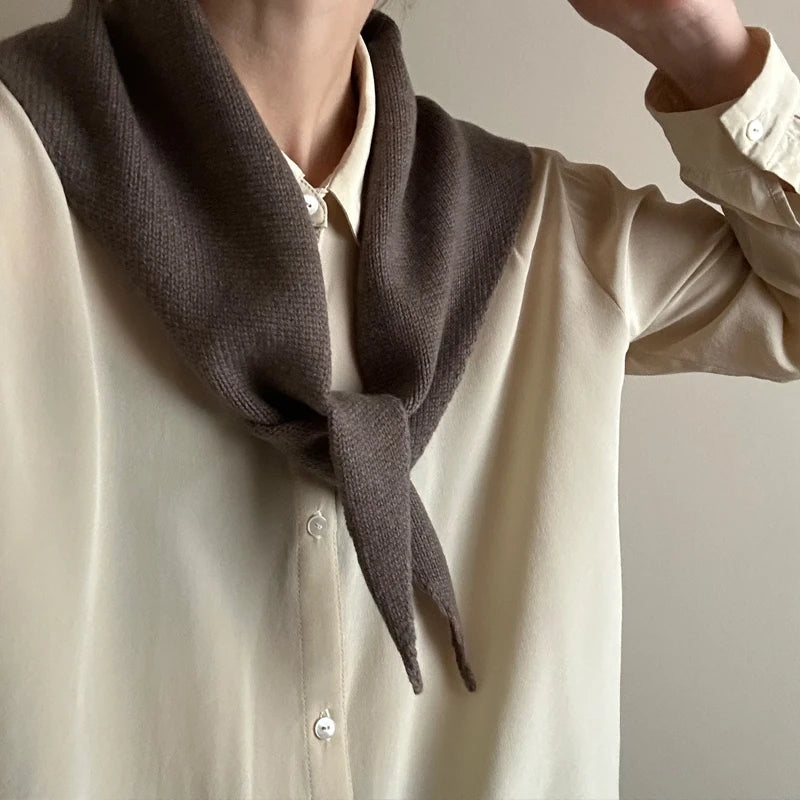 Sciarpa Triangolare in Lana - Eleganza Britannica Contemporanea