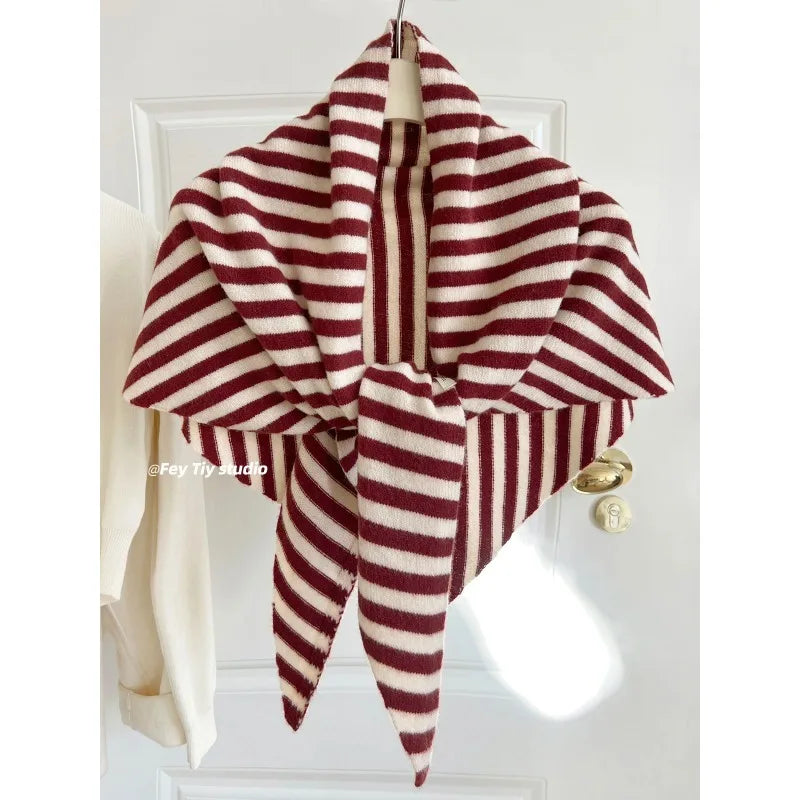 Sciarpa Triangolare in Lana - Eleganza Britannica Contemporanea