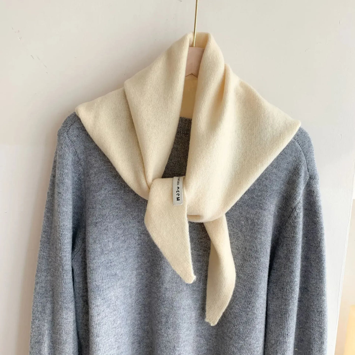 Sciarpa Triangolare in Lana - Eleganza Britannica Contemporanea