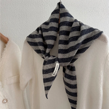 Sciarpa Triangolare in Lana - Eleganza Britannica Contemporanea