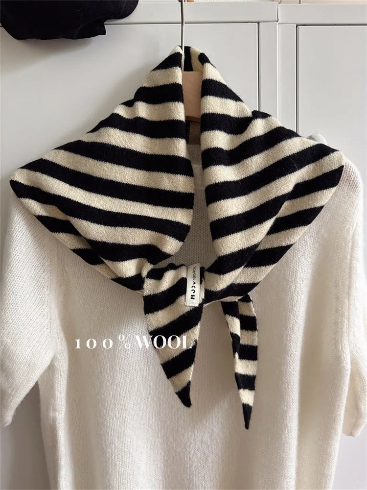 Sciarpa Triangolare in Lana - Eleganza Britannica Contemporanea