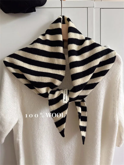 Sciarpa Triangolare in Lana - Eleganza Britannica Contemporanea